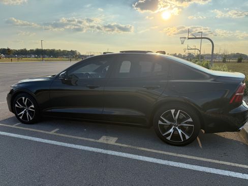 Used 2019 Volvo S60 T6 R-Design image 8