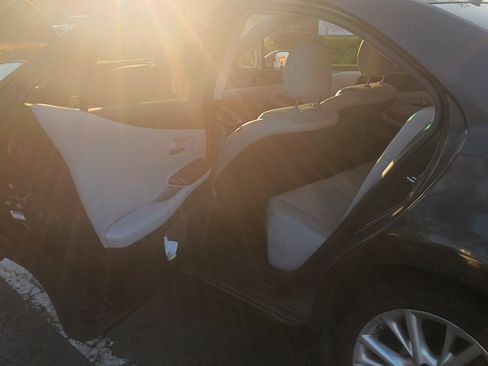 Used 2010 Lexus HS 250h Premium w/ Preferred Accessory Package image 9