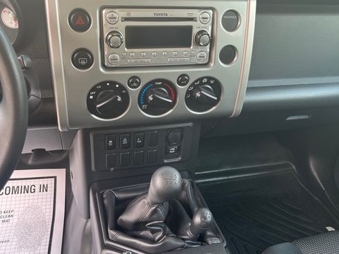 Used 2012 Toyota FJ Cruiser 4WD w/ Convenience Pkg image 6