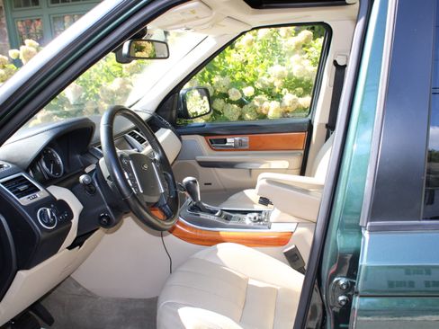 Used 2010 Land Rover Range Rover Sport HSE LUX image 28