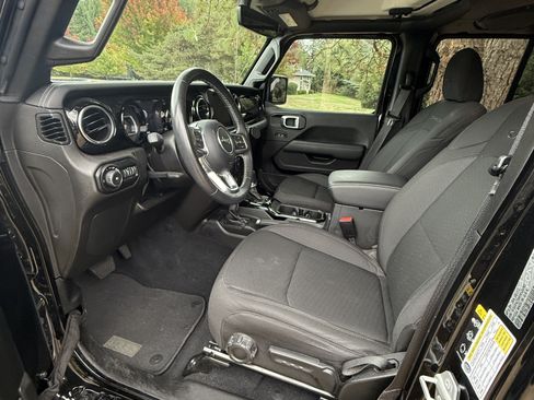 Used 2022 Jeep Wrangler Unlimited Sahara w/ Cold Weather Group image 19