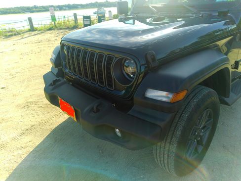 Used 2025 Jeep Wrangler Unlimited Sport AWD/4WD image 11