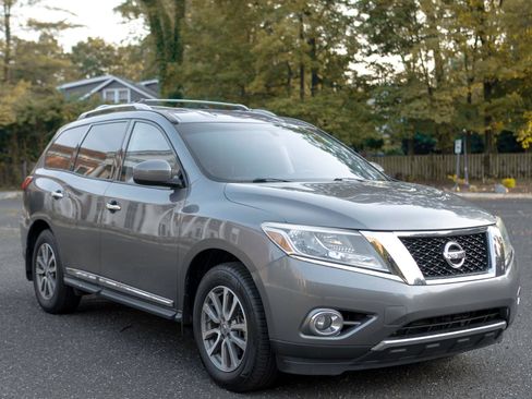 Used 2014 Nissan Pathfinder SV image 2