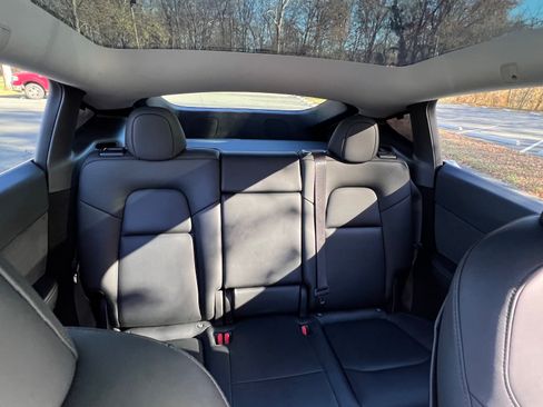 Used 2022 Tesla Model Y Long Range image 18