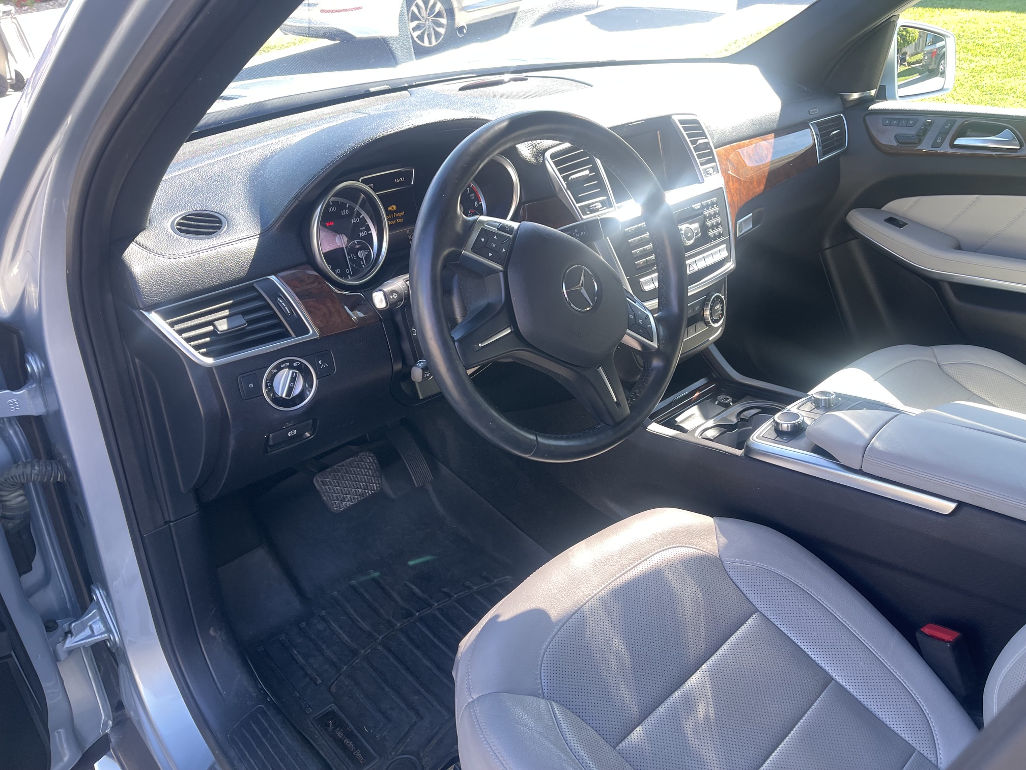 Used 2015 Mercedes-Benz GL 550 4MATIC image 6