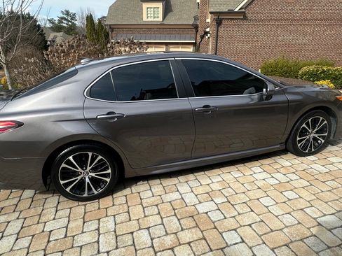 Used 2019 Toyota Camry SE image 2