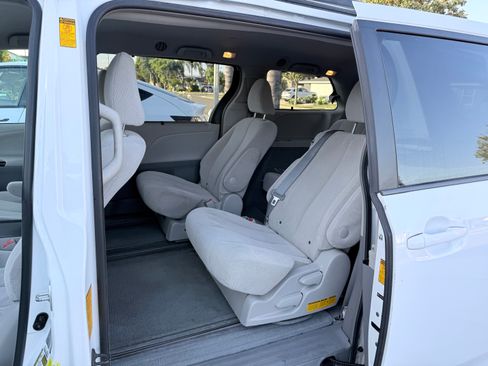 Used 2014 Toyota Sienna LE FWD image 17