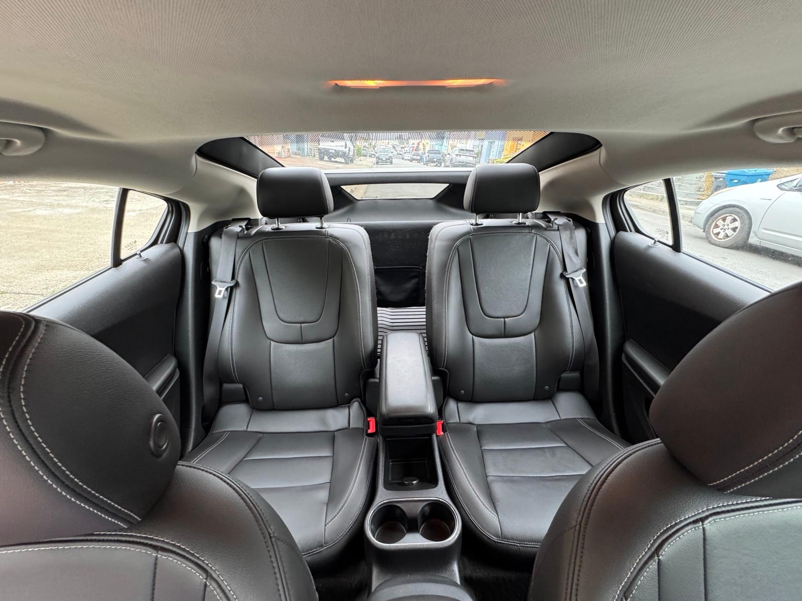 Used 2015 Chevrolet Volt Premium w/ Premium Trim Package FWD image 9