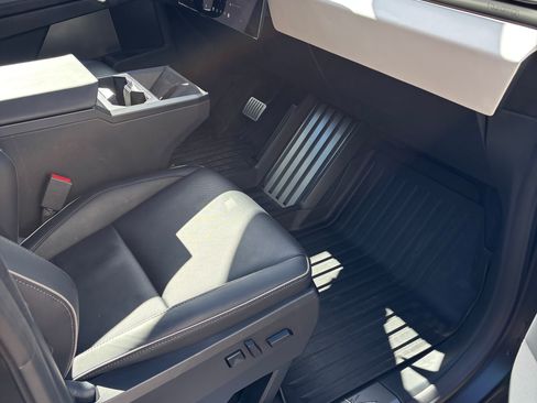 Used 2024 Tesla Cybertruck AWD Crew Cab image 14