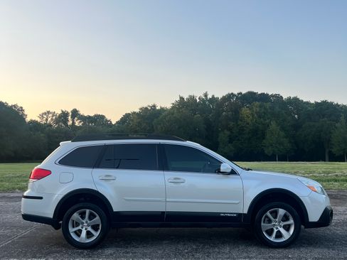 Used 2014 Subaru Outback 3.6R Limited w/ Moonroof Package AWD/4WD image 9