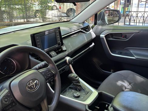 Used 2022 Toyota RAV4 LE AWD/4WD image 9
