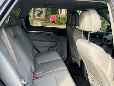 Used 2012 Kia Sorento LX w/ Convenience Pkg image 6