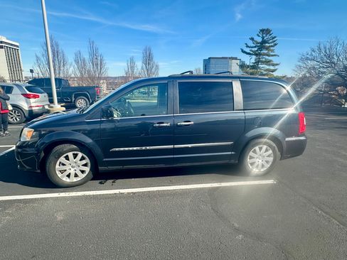 Used 2013 Chrysler Town & Country Touring image 1