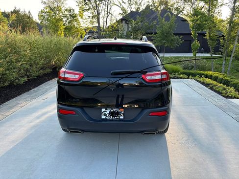 Used 2018 Jeep Cherokee Latitude w/ Altitude Package AWD/4WD image 9