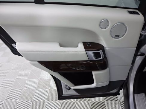 Used 2015 Land Rover Range Rover Supercharged image 13