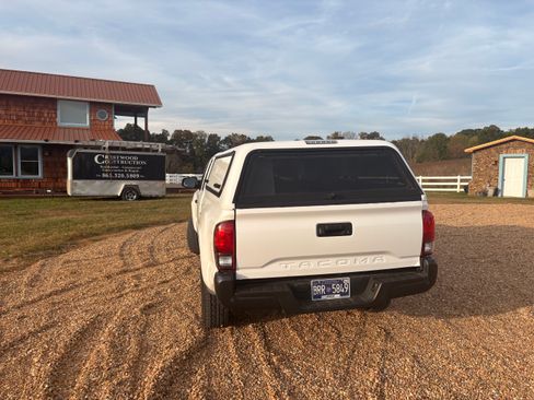 Used 2018 Toyota Tacoma SR image 8