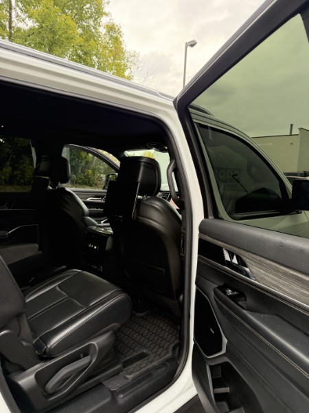 Used 2022 Jeep Wagoneer Series III w/ Premium Group I AWD/4WD image 18