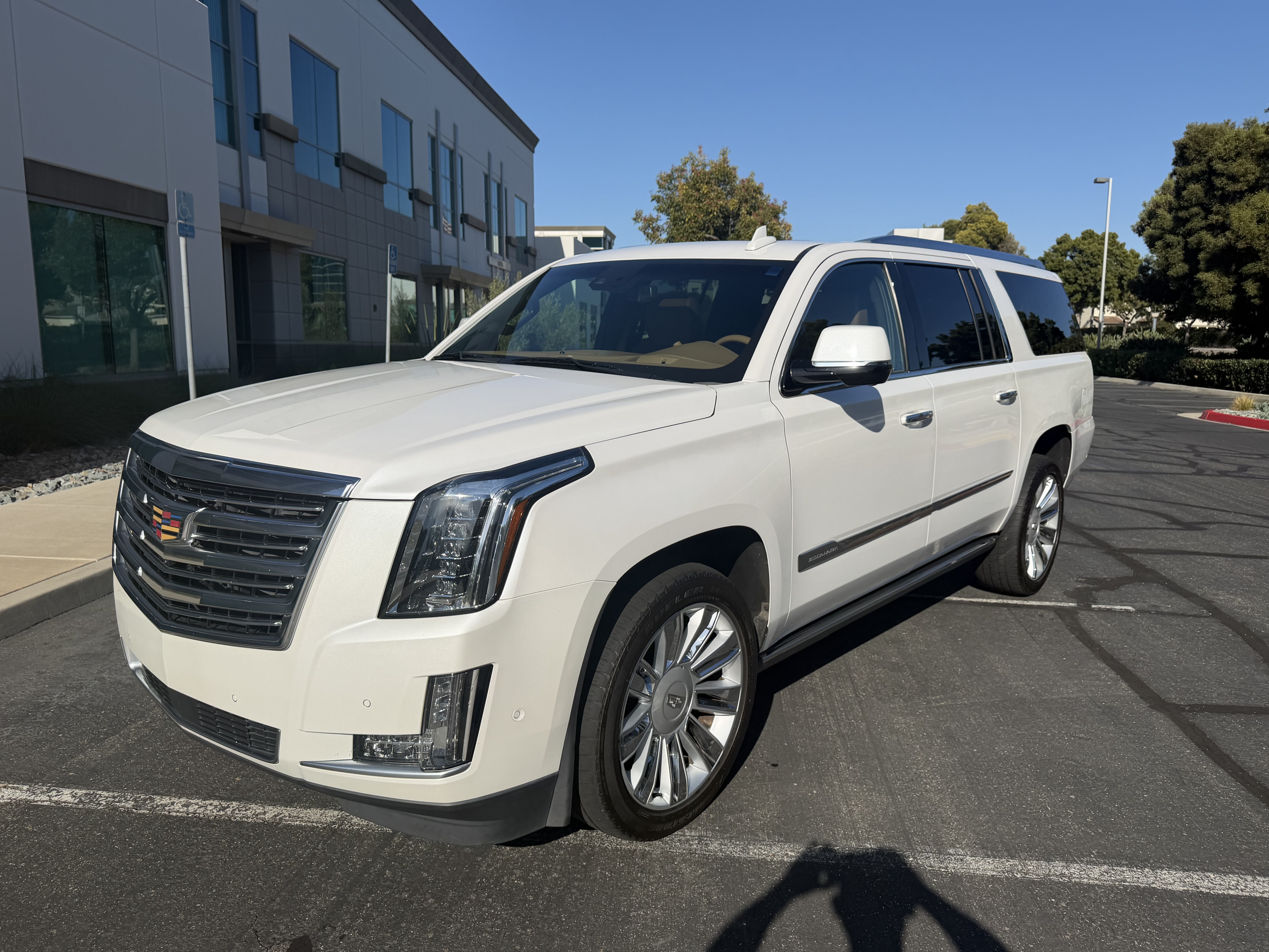 Used 2017 Cadillac Escalade ESV Platinum AWD/4WD image 19