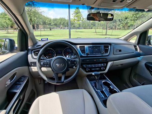 Used 2019 Kia Sedona LX image 10