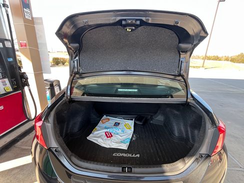 Used 2018 Toyota Corolla SE w/ SE Premium Package image 4