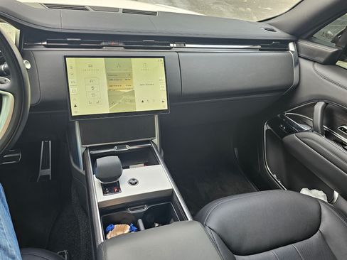 Used 2024 Land Rover Range Rover Long Wheelbase SE image 10