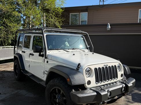 Used 2010 Jeep Wrangler Unlimited Sport image 2