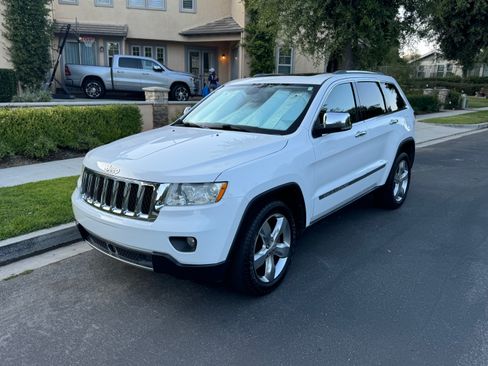 Used 2013 Jeep Grand Cherokee Overland w/ Advance Technology Group image 5