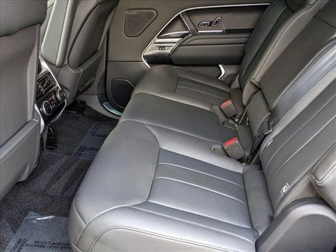 Used 2025 Land Rover Range Rover SE image 13