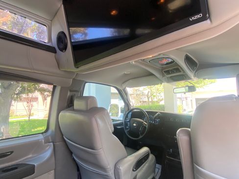 Used 2022 Chevrolet Express 2500 Extended image 8