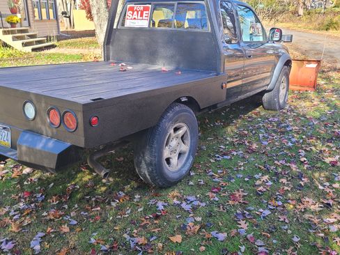 Used 2001 Toyota Tacoma Pickup image 2