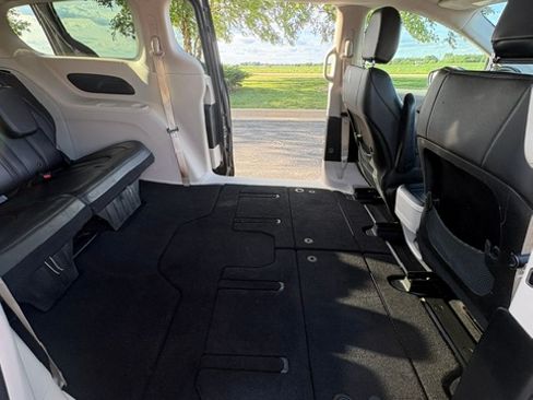 Used 2017 Chrysler Pacifica Touring-L FWD image 14