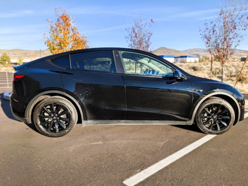 Used 2020 Tesla Model Y Long Range image 9