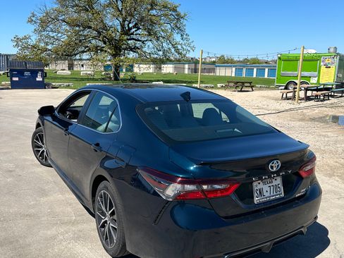Used 2021 Toyota Camry SE w/ Cold Weather Package FWD image 6