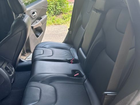 Used 2019 Jeep Cherokee Limited AWD/4WD image 14