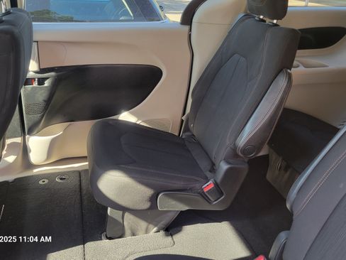 Used 2018 Chrysler Pacifica Touring w/ Security Group image 21