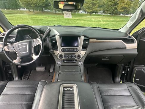 Used 2020 GMC Yukon XL Denali w/ Denali Premium Package image 10