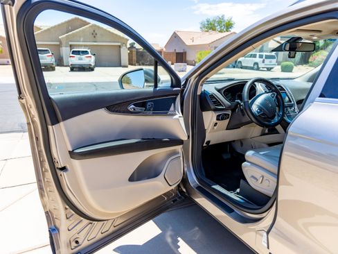 Used 2018 Lincoln MKX Reserve w/ Driver Assistance Package FWD image 11