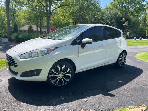 Used 2014 Ford Fiesta SE w/ Equipment Group 201A FWD image 1