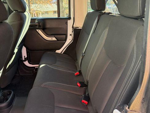 Used 2016 Jeep Wrangler Unlimited Sahara w/ Connectivity Group image 9