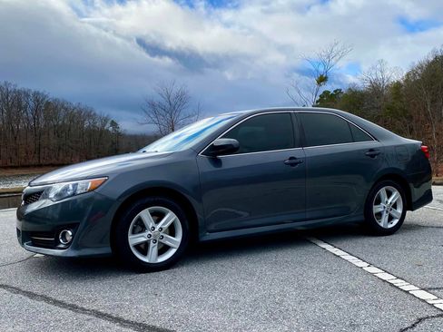 Used 2013 Toyota Camry SE image 1