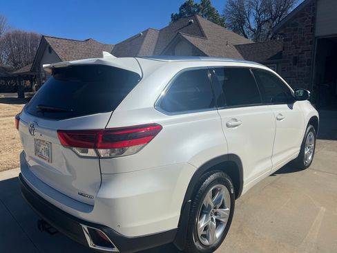 Used 2017 Toyota Highlander Limited image 2
