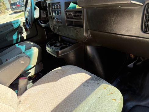 Used 2014 Chevrolet Express 2500 Van 3D image 10