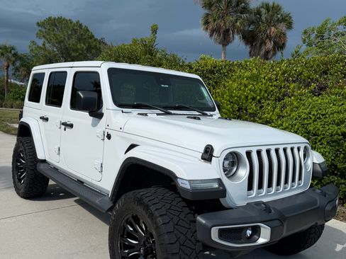 Used 2019 Jeep Wrangler Unlimited Sahara AWD/4WD image 2