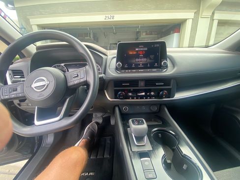 Used 2023 Nissan Rogue SV FWD image 11