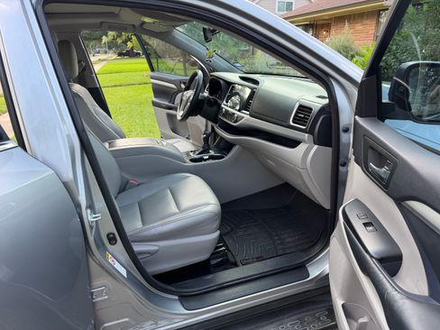 Used 2015 Toyota Highlander XLE FWD image 17