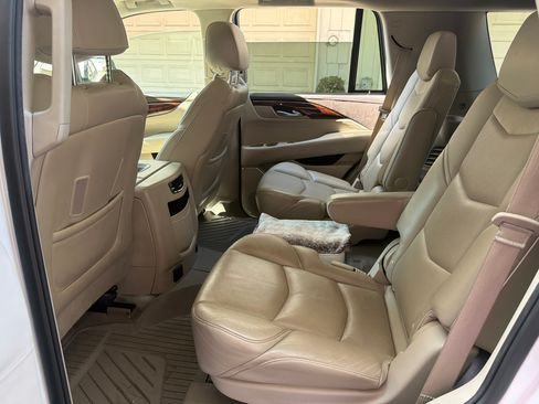 Used 2016 Cadillac Escalade Luxury RWD image 5