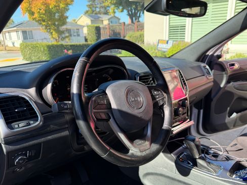Used 2020 Jeep Grand Cherokee Altitude AWD/4WD image 9