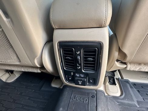 Used 2017 Jeep Grand Cherokee Overland image 13