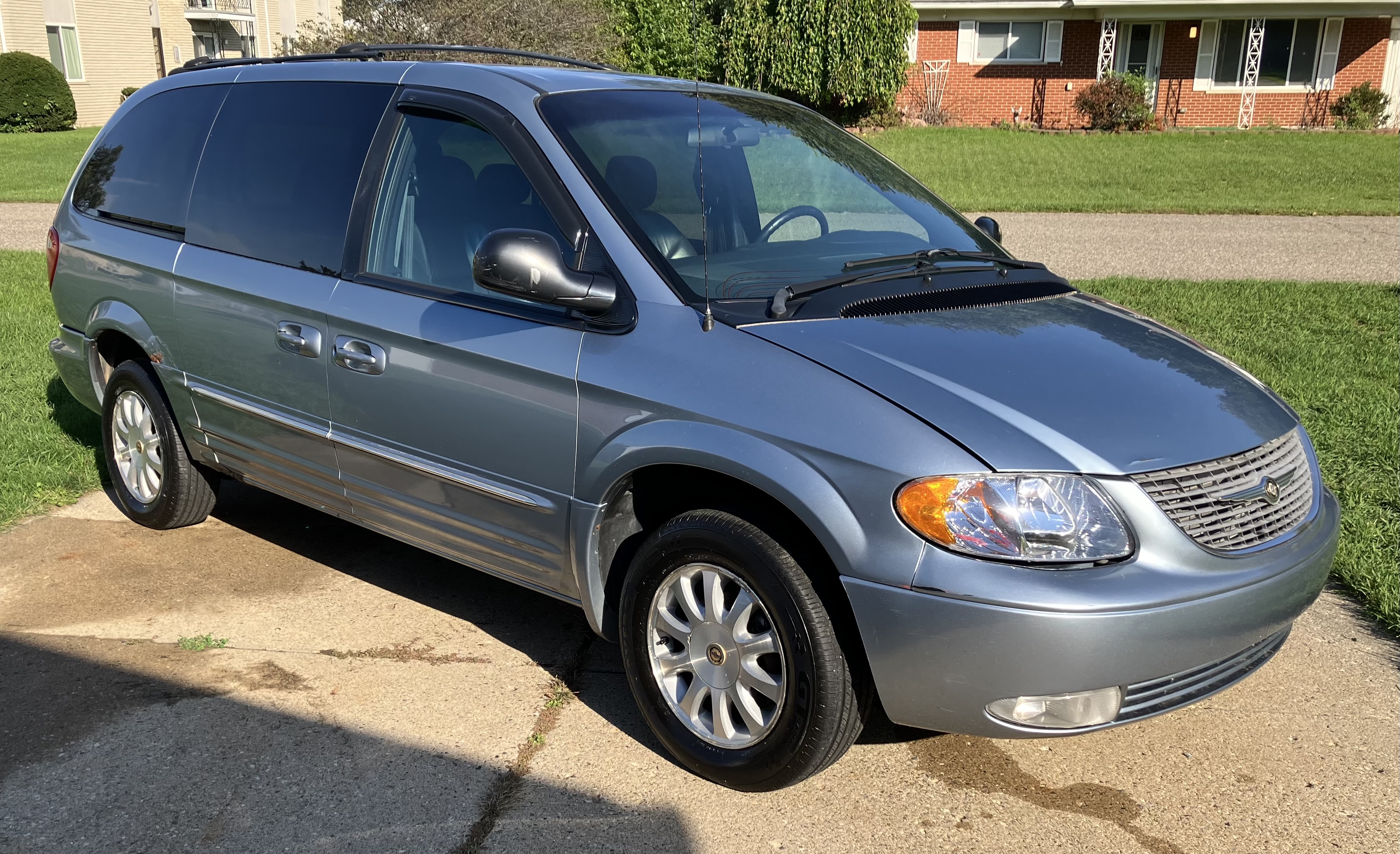 Used 2002 Chrysler Town & Country LXi FWD image 2