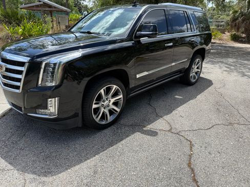 Used 2016 Cadillac Escalade Premium image 2